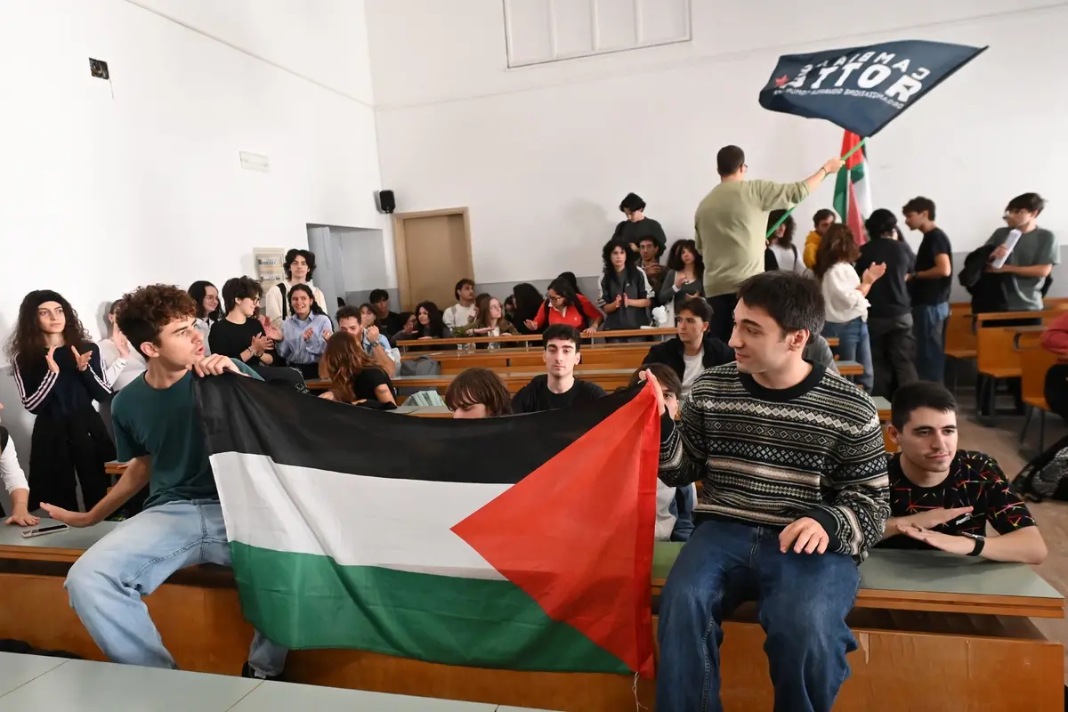 UNIVERSITA\\' DEGLI STUDI ALDO MORO STUDENTI OCCUPANO LE AULE LEZIONI ANNULLATE PER LO STOP ALLA FLOTILLA AULA STUDENTI BANDIERA PALESTINA , IMAGOECONOMICA