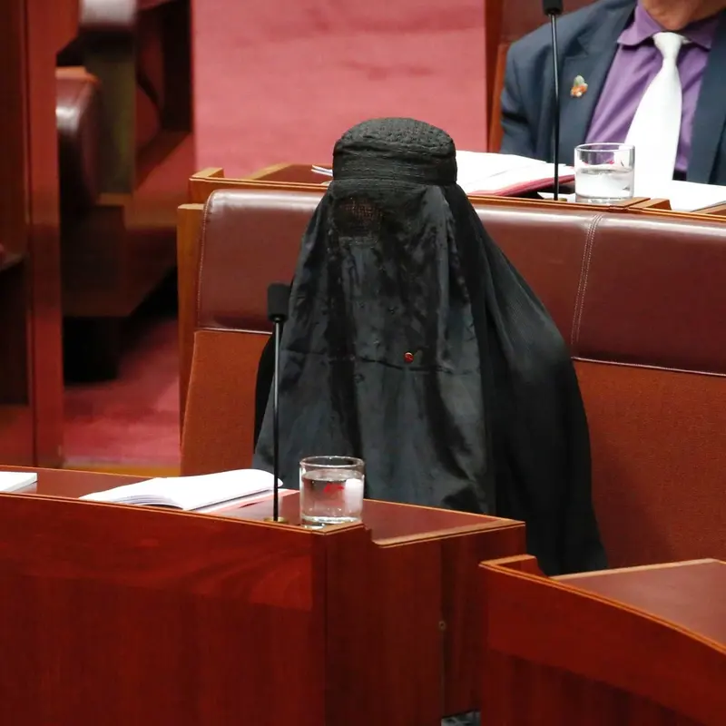 In aula con il burqa: lo show della parlamentare australiana di estrema destra