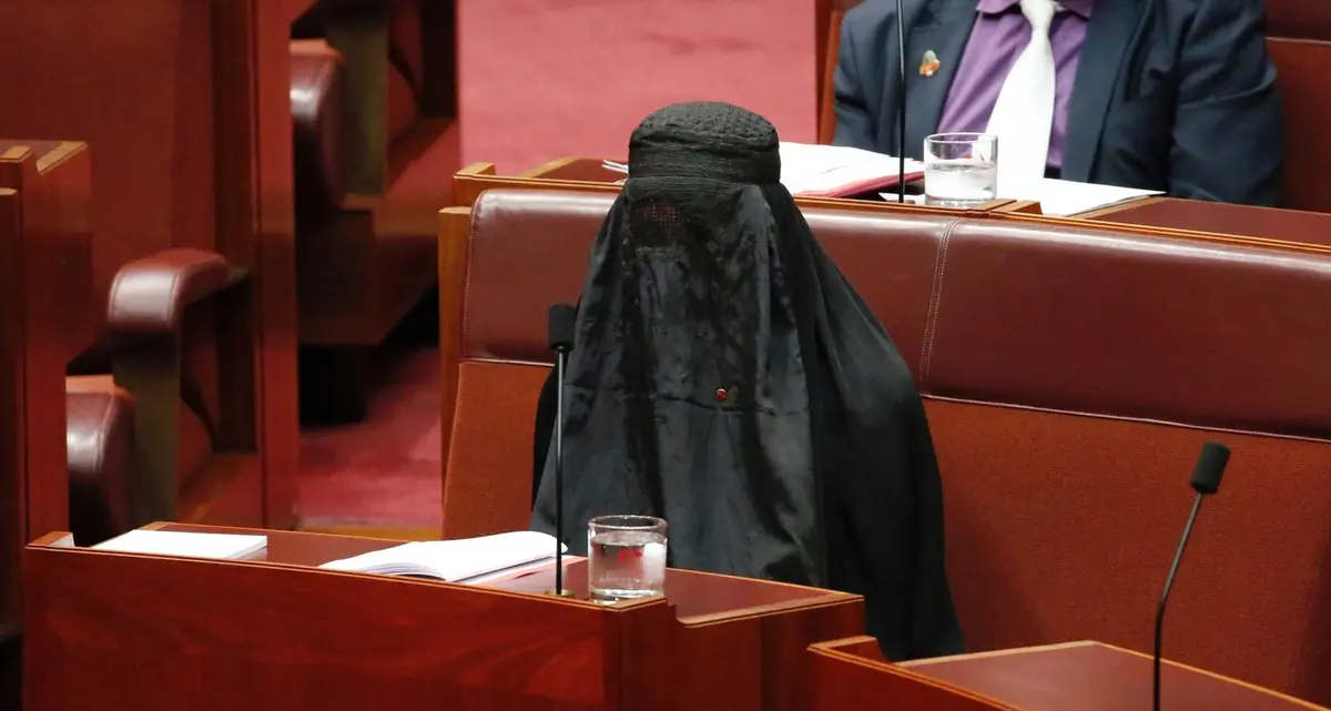 In aula con il burqa: lo show della parlamentare australiana di estrema destra