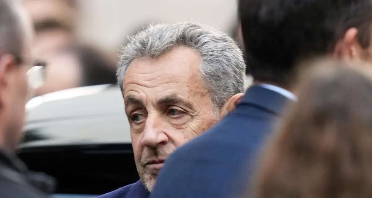 Sarkozy in carcere teme avvelenamenti, Darmanin nella bufera per la visita alla Santé