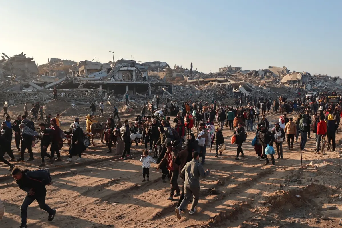Palestinesi sfollati tornano alle loro case nel nord della Striscia di Gaza , APN