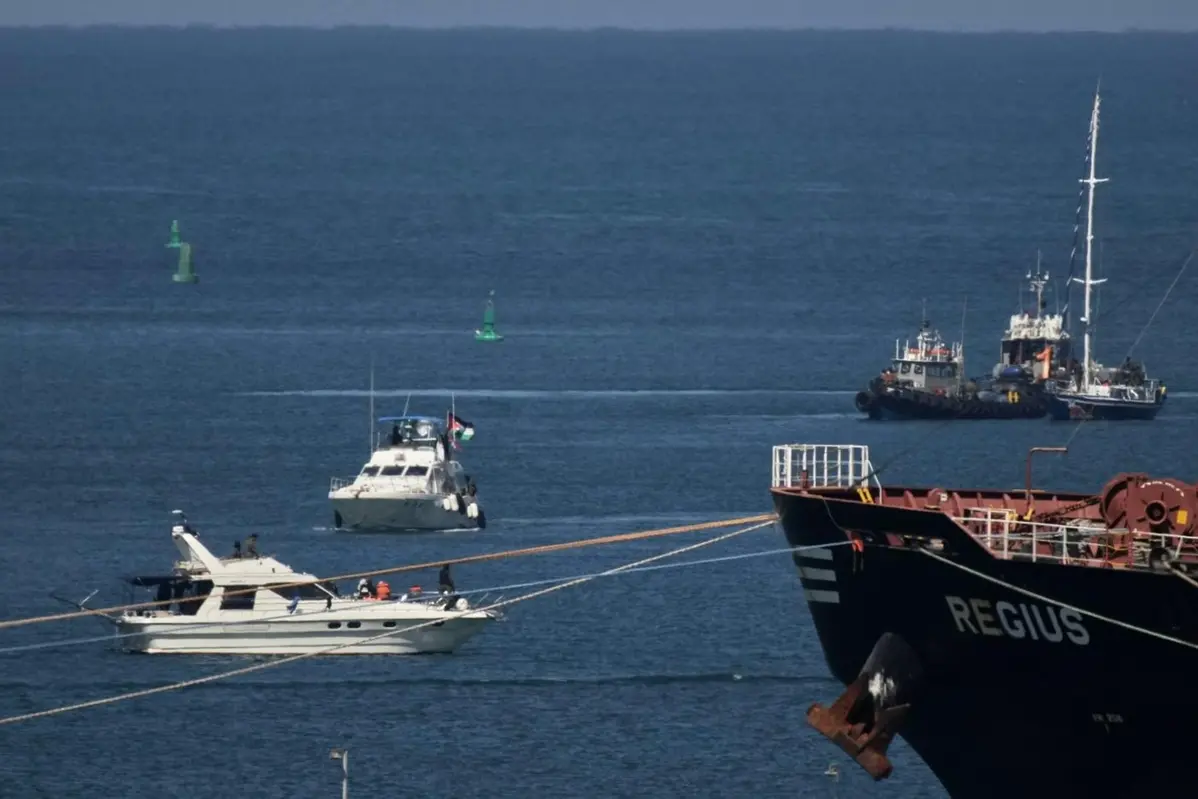 Israeli Navy vessels escort boats, one of them with a Palestinian flag on it, from the civilian Gaza-bound flotilla Sumud after they intercepted approaching the Gaza coast, toward the port of Ashdod, Israel, Thursday Oct. 2, 2025. (AP Photo/Leo Correa)) Associated Press/LaPresse , APN