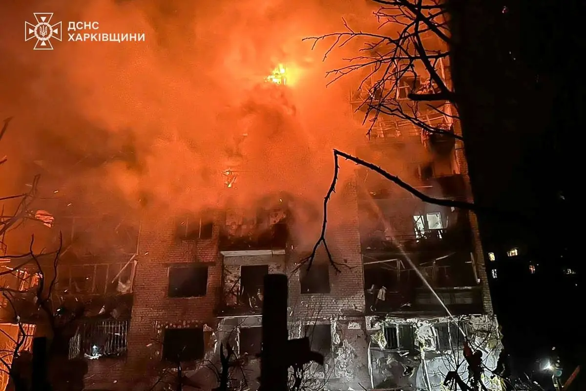 In this photo provided by the Ukrainian Emergency Service, emergency services personnel work to extinguish a fire following a Russian attack in Balakliya, Kharkiv region, Ukraine, Monday, Nov. 17, 2025. (Ukrainian Emergency Service via AP) Associate Press/ LaPresse Only Italy and Spain , APN