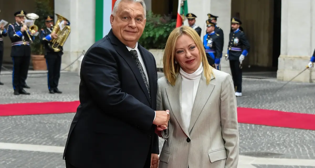 Orban scatenato contro Ue e Kiev. Gelo da Meloni, Salvini lo esalta
