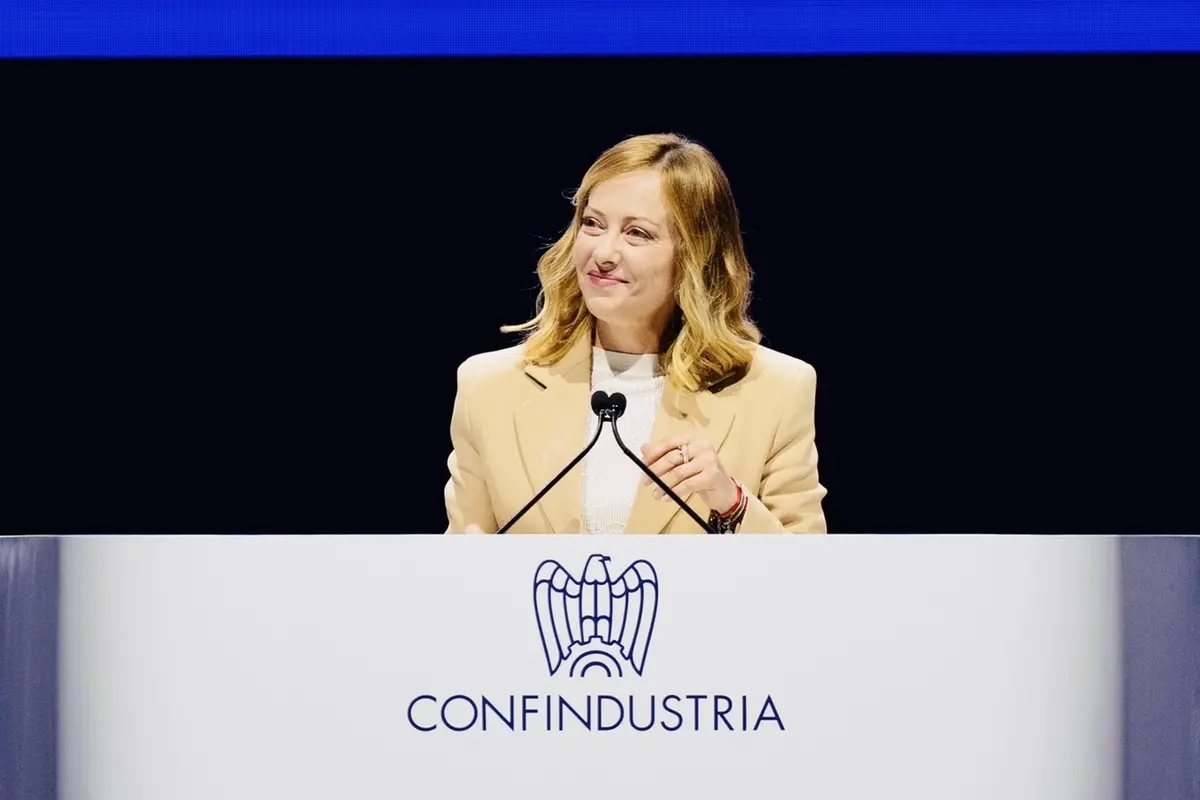 Meloni si rilancia davanti agli industriali: «L’Ue tolga i dazi interni»