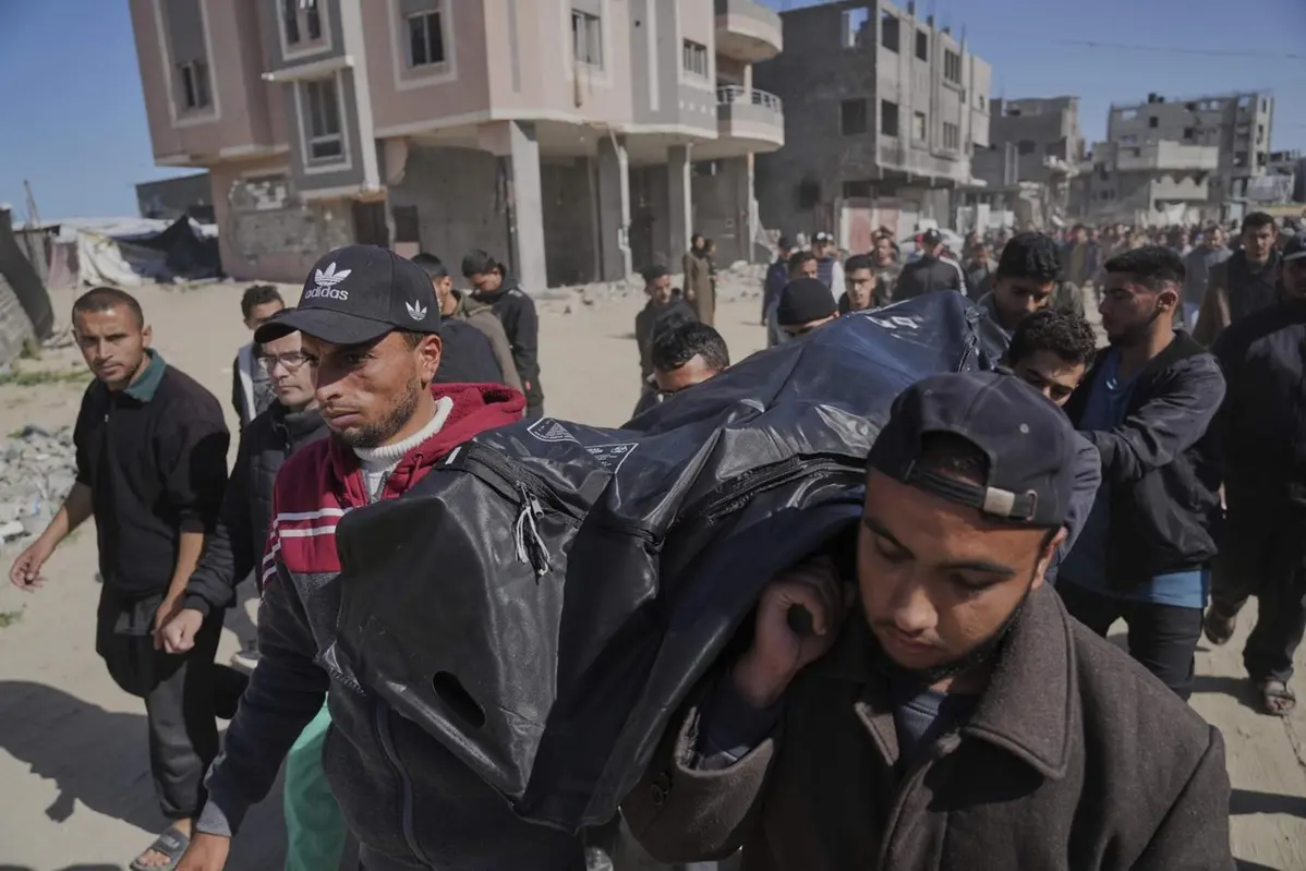 Palestinesi trasportano il corpo di Ismail Barhoum di Hamas ucciso in un attacco dell\\\\\\'esercito israeliano