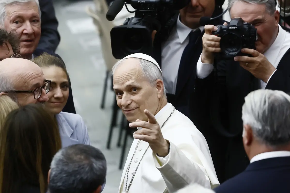Papa Leone XIV incontra in udienza i giornalisti in aula Paolo VI \\u00D1 Citt\\u02C6 del Vaticano \\u00D1 Luned\\u201C 12 Maggio 2025 - Cronaca - (foto di Cecilia Fabiano/ LaPresse) Pope Leo XIV arrives to hold an audience with representatives of the media in Paul VI hall \\u00D1 Vatican City \\u00D1 Monday , May 12, 2025 - News - (photo by Cecilia Fabiano/LaPresse) , LAPRESSE