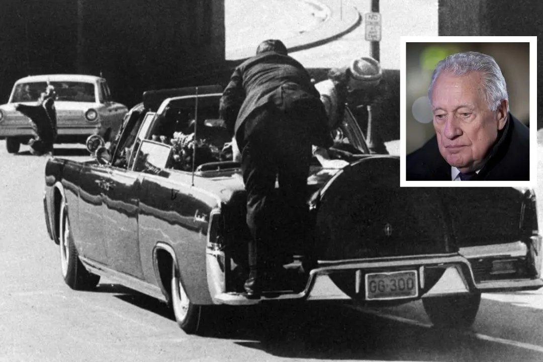 Il presidente John F.Kennedy si accascia sul sedile posteriore della limousine presidenziale mentre sfreccia lungo Elm Street verso il cavalcavia della Stemmons Freeway a Dallas, in Texas, dopo essere stato colpito a morte