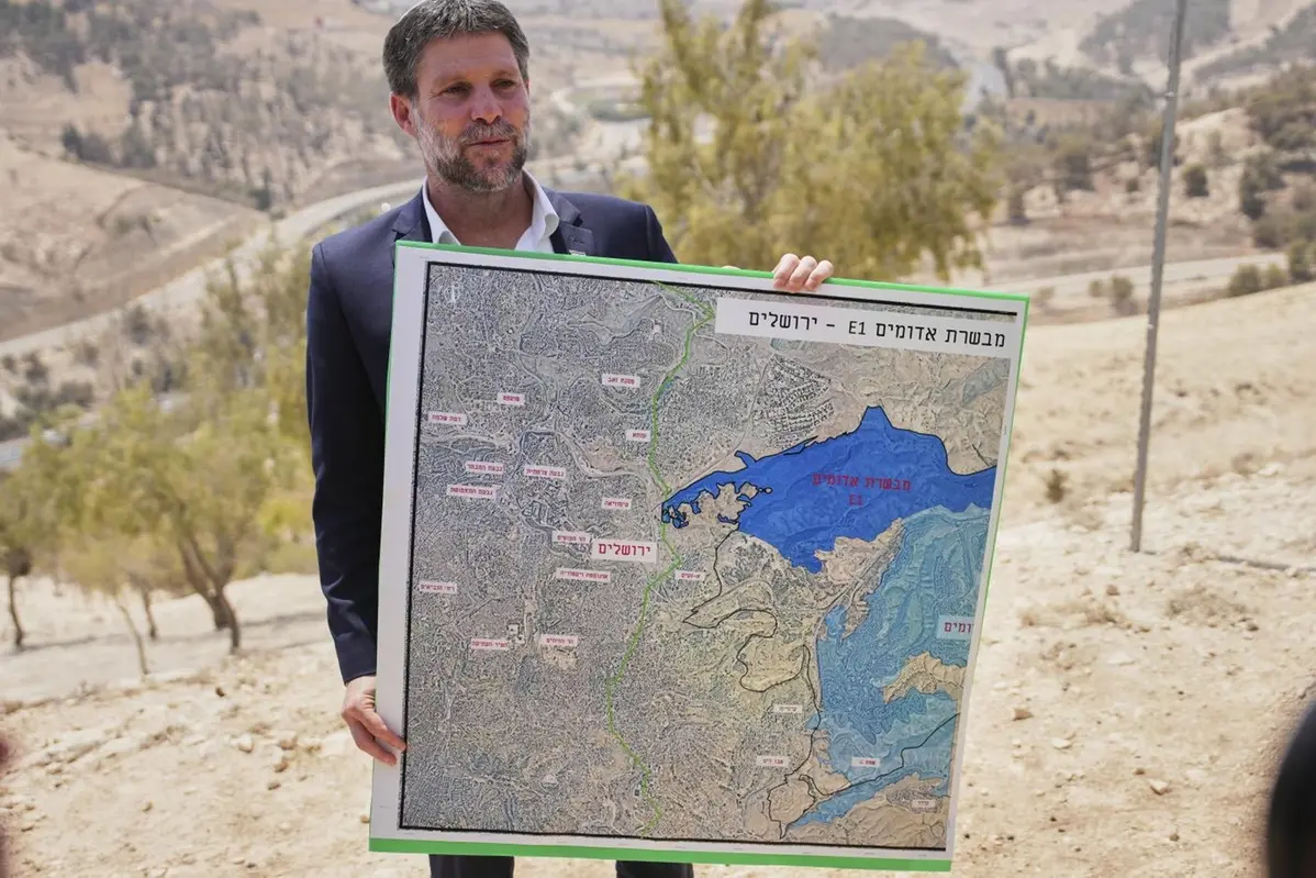 Israeli Finance Minister Bezalel Smotrich holds a map that shows the E1 settlement project during a press conference near the settlement of Maale Adumim, in the Israeli-occupied West Bank, Wednesday, Aug. 14, 2025. (AP Photo/Ohad Zwigenberg) Associated Press / LaPresse Only italy and spain , AP