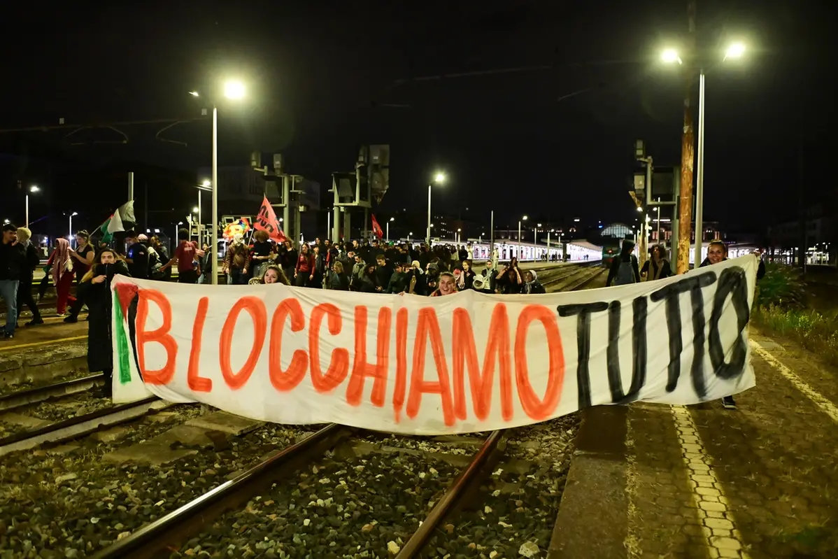 Manifestazione “Blocchiamo Tutto” in solidarietà alla Global Sumud Flotilla, abbordata dalla marina militare israeliana. Torino, Italia. - mercoledì 1 ottobre 2025. Cronaca (Photo by Matteo Secci/LaPresse)\\\"Block Everything\\\" demonstration in solidarity with the Global Sumud Flotilla, boarded by the Israeli Navy. Italian Tech Week 2025. Turin, Italy. - Wednesday 1st October 2025. News (Photo by Matteo Secci/LaPresse)