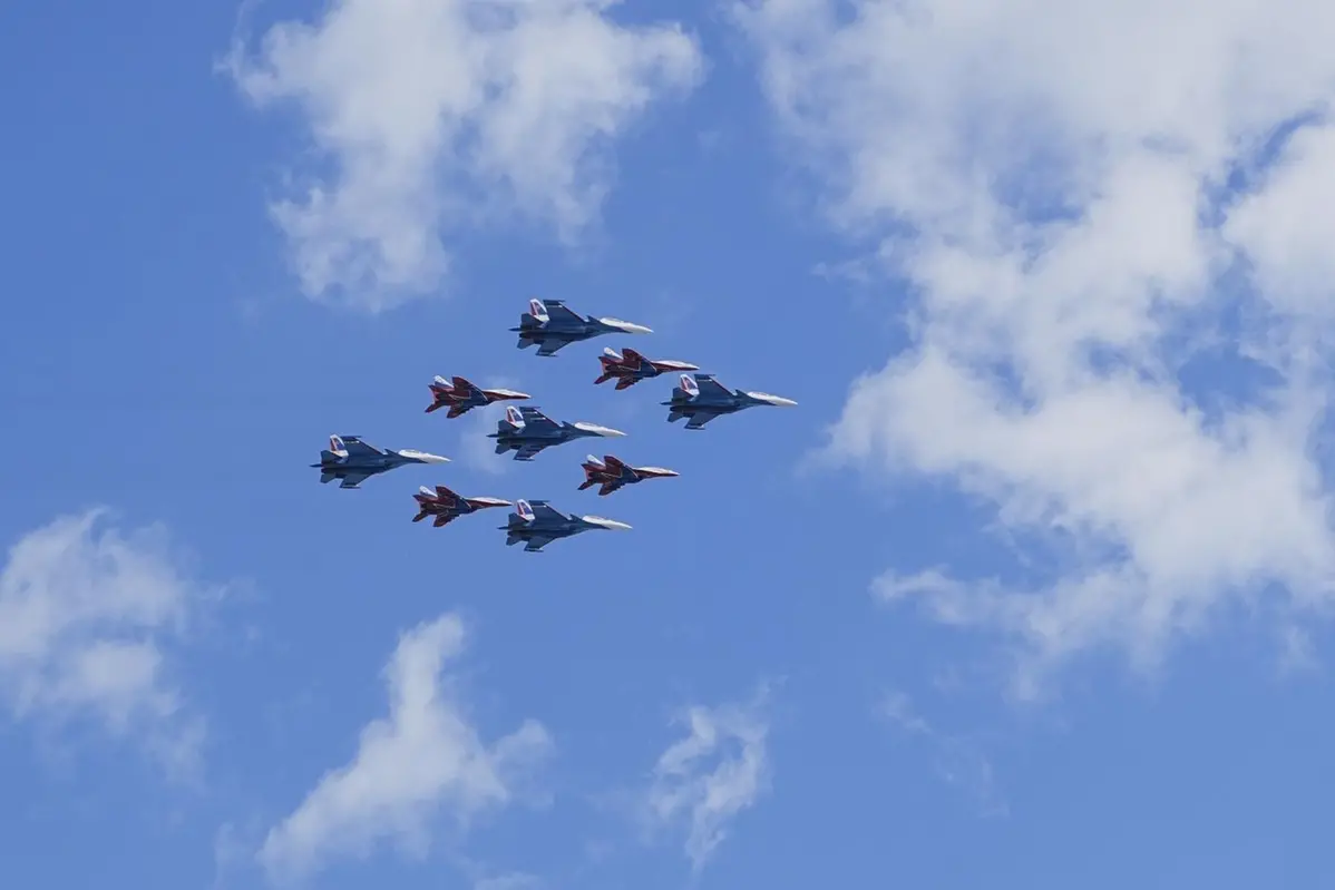 Russian Sukhoi Su-30SM jet fighters, centre, of The Russian Knights aerobatic team and Mikoyan MiG-29 jet fighters of The Swifts aerobatic team fly over Red Square during the Victory Day military parade in Moscow, Russia, Friday, May 9, 2025, during celebrations of the 80th anniversary of the Soviet Union\\'s victory over Nazi Germany during the World War II. (AP Photo/Pavel Bednyakov, Pool) Associated Press/LaPresse , APN