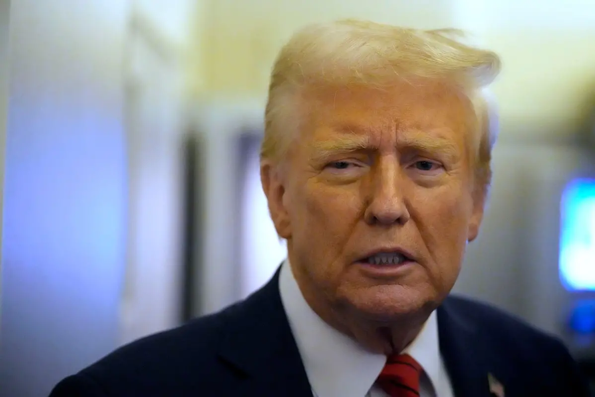Il presidente Trump parla ai giornalisti a bordo dell\\'Air Force One in rotta da Miami alla Joint Base Andrews , APN
