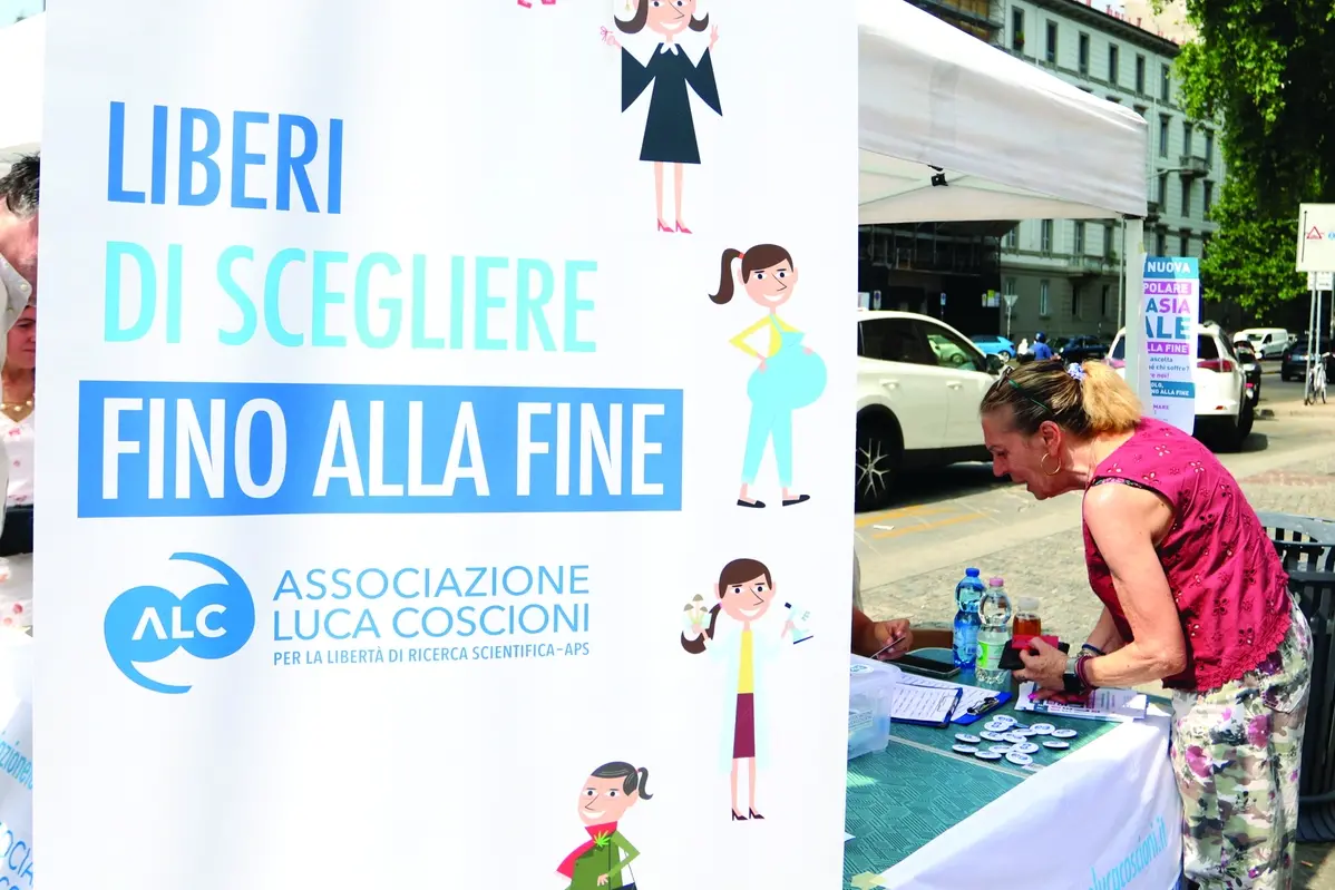 RACCOLTA FIRME PER IL FINE VITA ORGANIZZATO DALL\\' ASSOCIAZIONE LUCA COSCIONI EUTANASIA , IMAGOECONOMICA