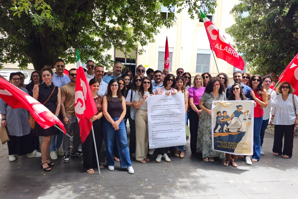 Il sit-in davanti al Tribunale di Vibo Valentia
