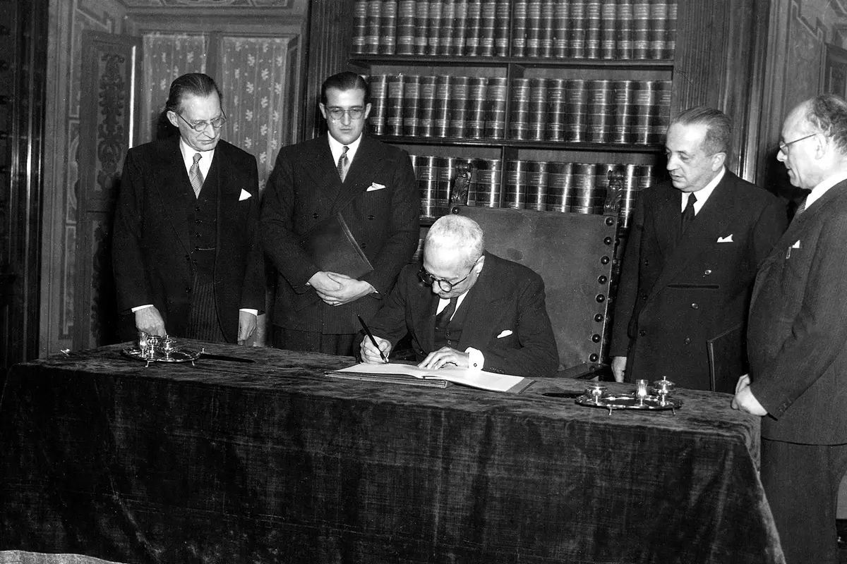 \\u00A9LaPresse Archivio Storico 27-12-1947 Roma Varie - Storia Nelle Foto : Il presidente della repubblica Enrico De Nicola firma la costituzione italiana alla presenza di Alcide De Gasperi e Umberto Terracini , Lapresse