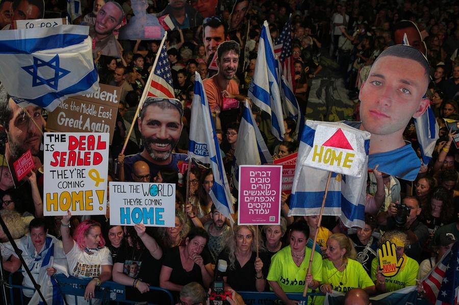 Tornano a casa gli ostaggi israeliani: firmato a Sharm il piano Trump per il cessate il fuoco a Gaza