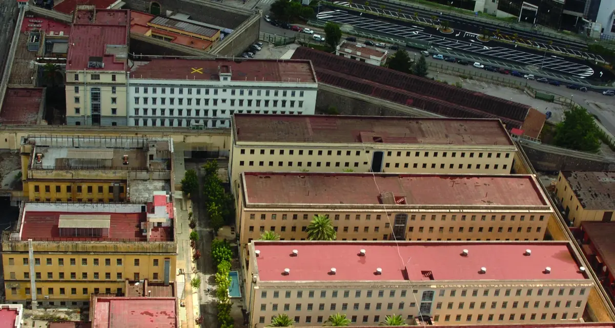 Sovraffollamento, suicidi e sanità negata: Campania specchio delle carceri italiane