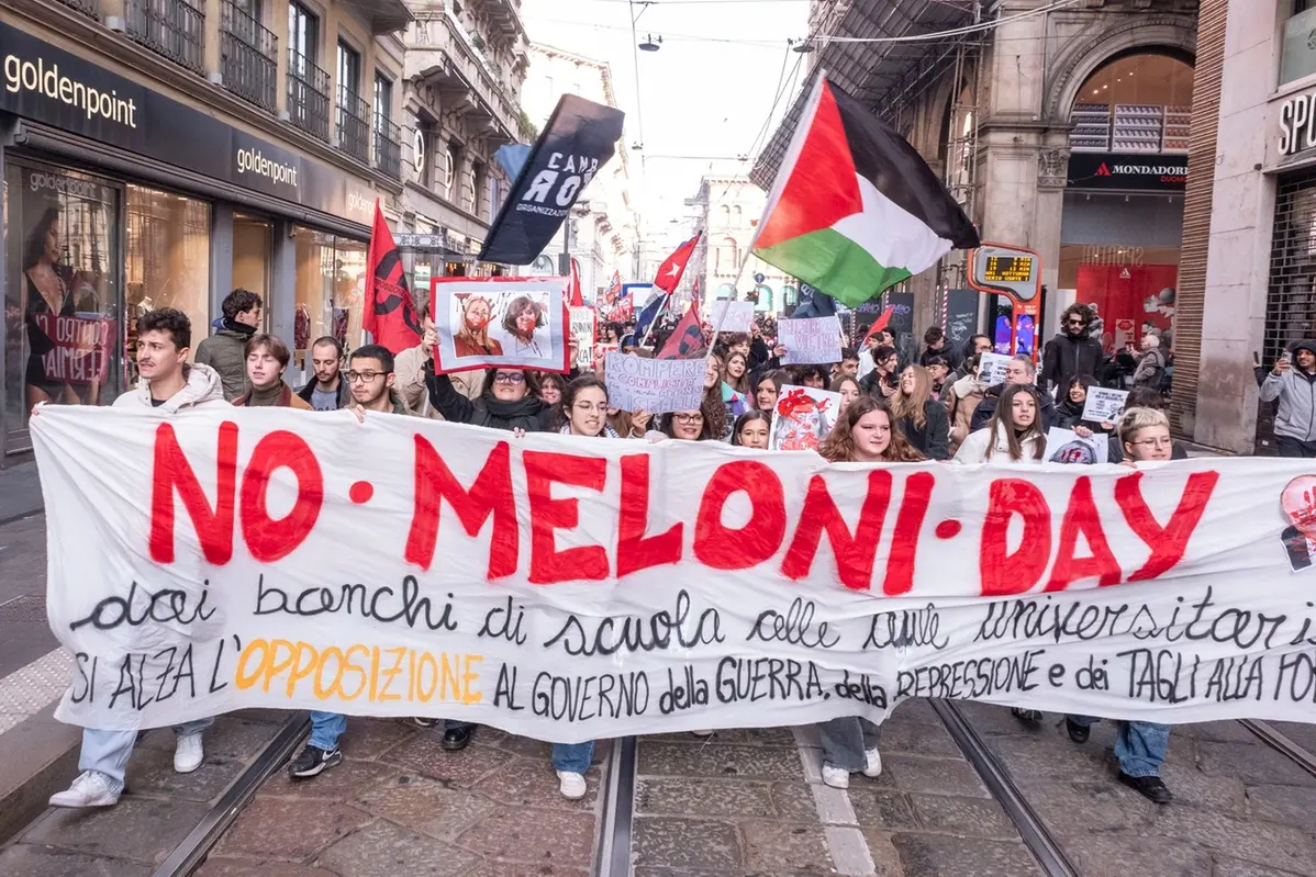 P.za Cordusio/ Repubblica. No meloni day. Corteo studentesco - Cronaca - Milano, Italia - Venerd&#xec; 15 novembre 2024(Foto Alessandro Cimma/Lapresse)  P.za Cordusio/ Republic. No melons day. Student march - Chronicle - Milan, Italy - Friday, November 15, 2024(Photo Alessandro Cimma/Lapresse)