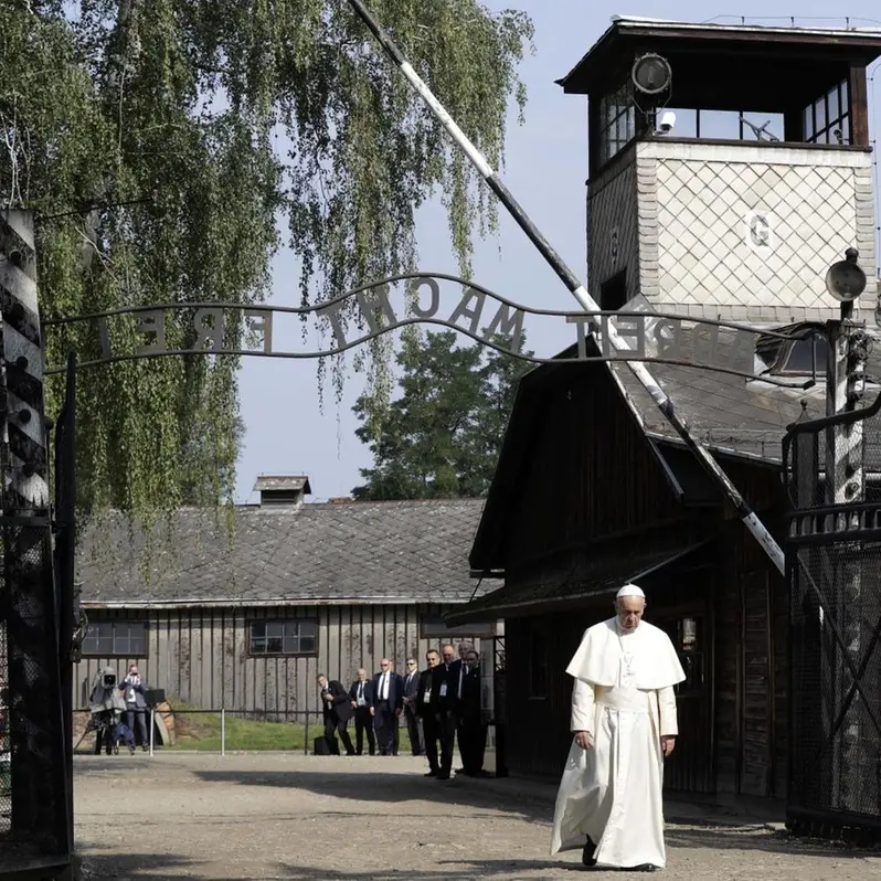 Bufera su Roccella dopo le parole su Auschwitz: «Serve fare i conti con l’antisemitismo di oggi»