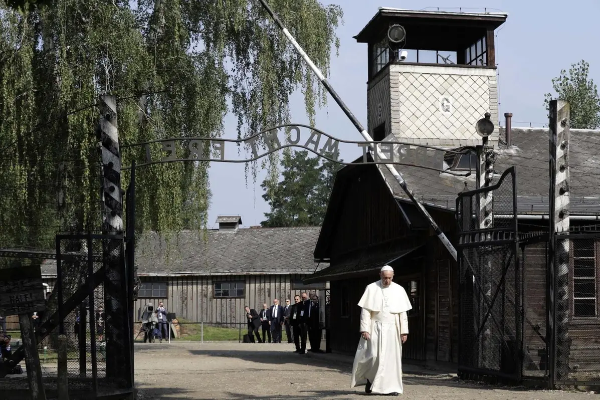 Bufera su Roccella dopo le parole su Auschwitz: «Serve fare i conti con l’antisemitismo di oggi»