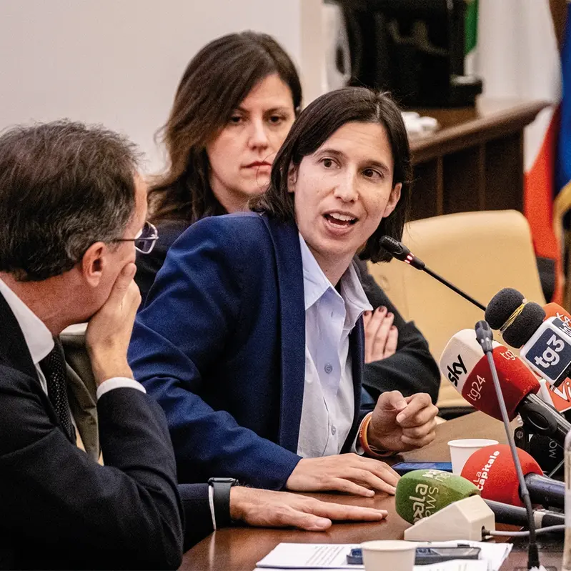 Schlein e il rischio di portare la magistratura allo scontro con l’esecutivo. Ma l’Anm frena