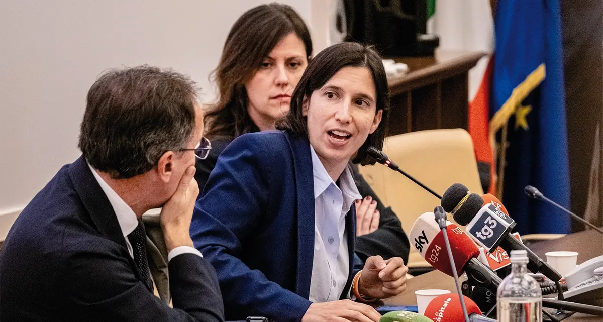 Schlein e il rischio di portare la magistratura allo scontro con l’esecutivo. Ma l’Anm frena