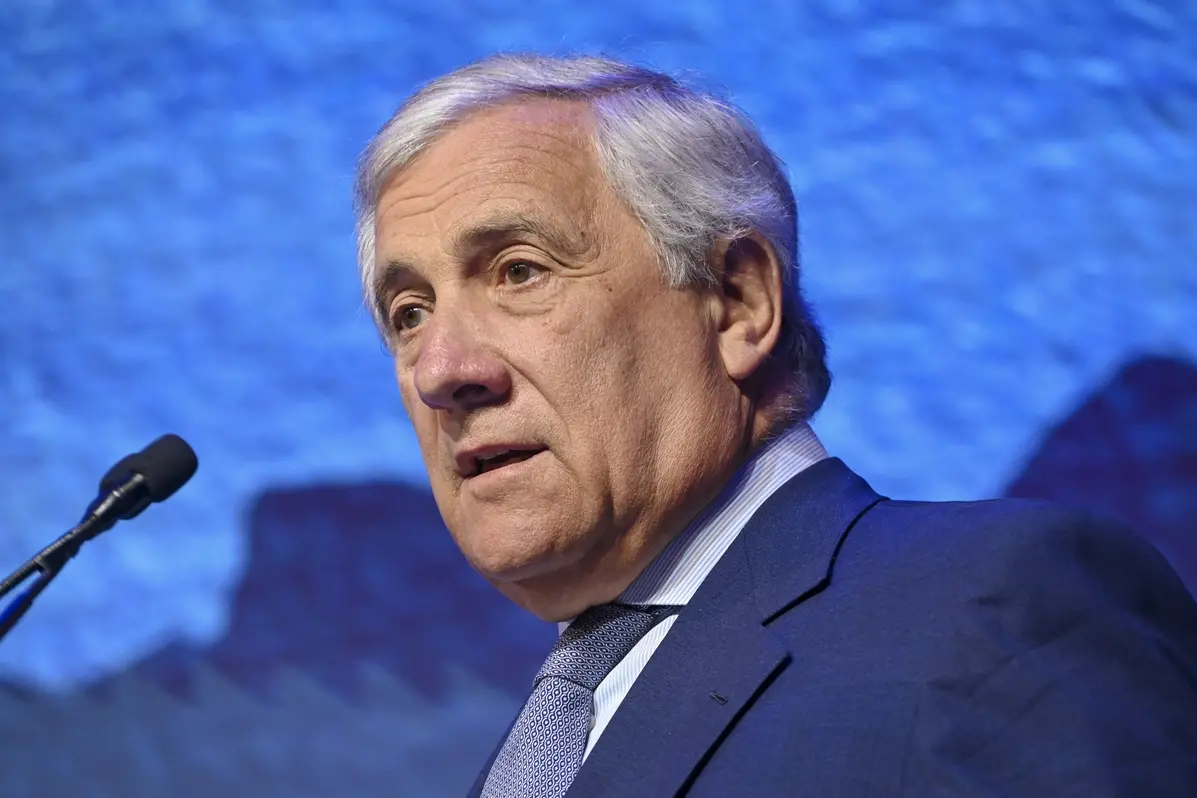 La calda estate di Forza Italia. Antonio Tajani al bivio tra lealtà e visibilità