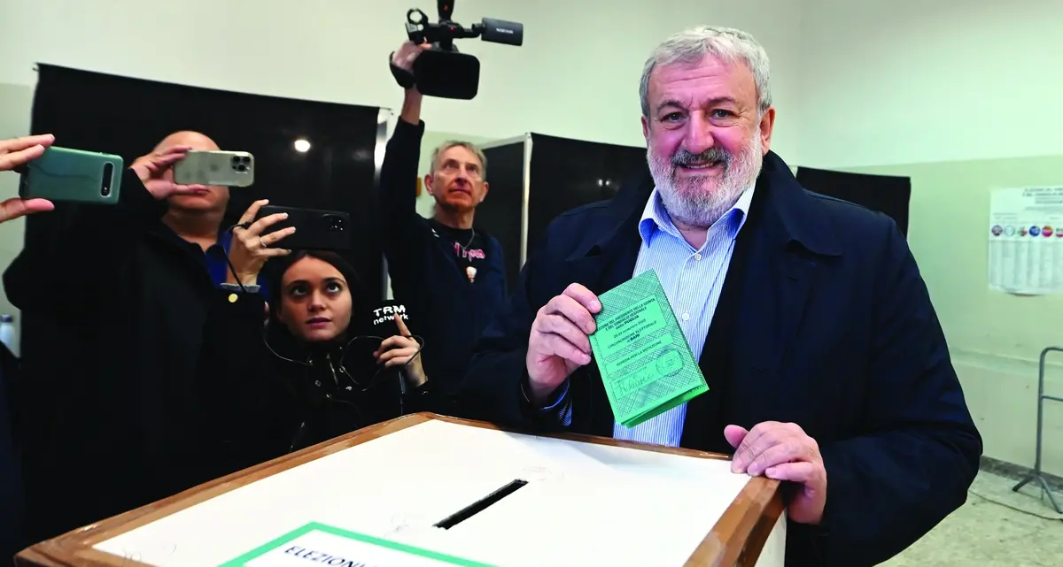 Emiliano torna in toga e chiede la promozione col curriculum vitae da sindaco