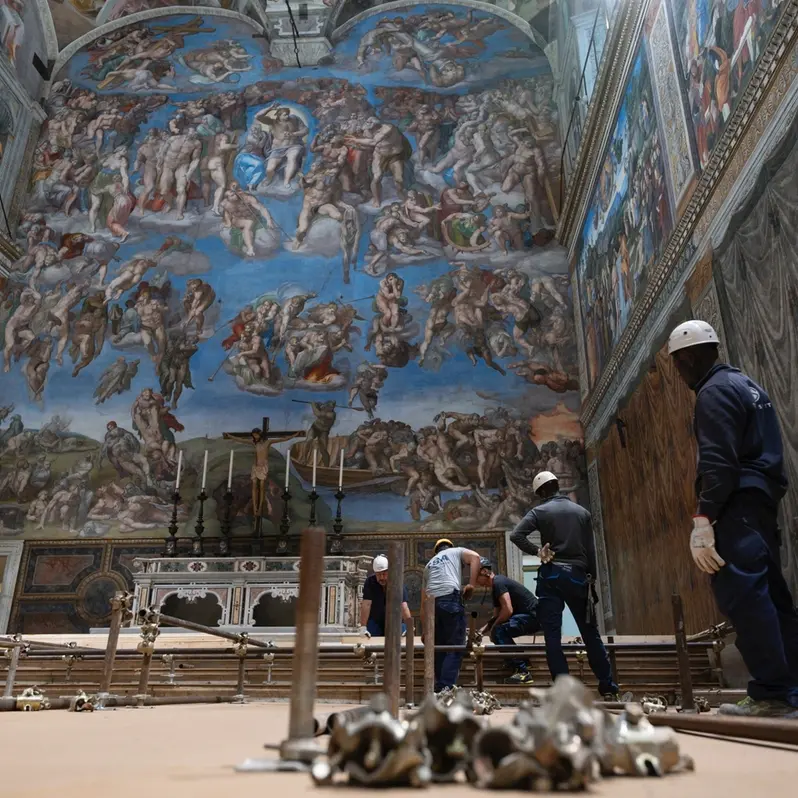 Verso il Conclave, (quasi) tutto pronto in Cappella Sistina