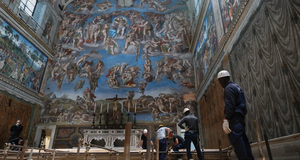 Verso il Conclave, (quasi) tutto pronto in Cappella Sistina
