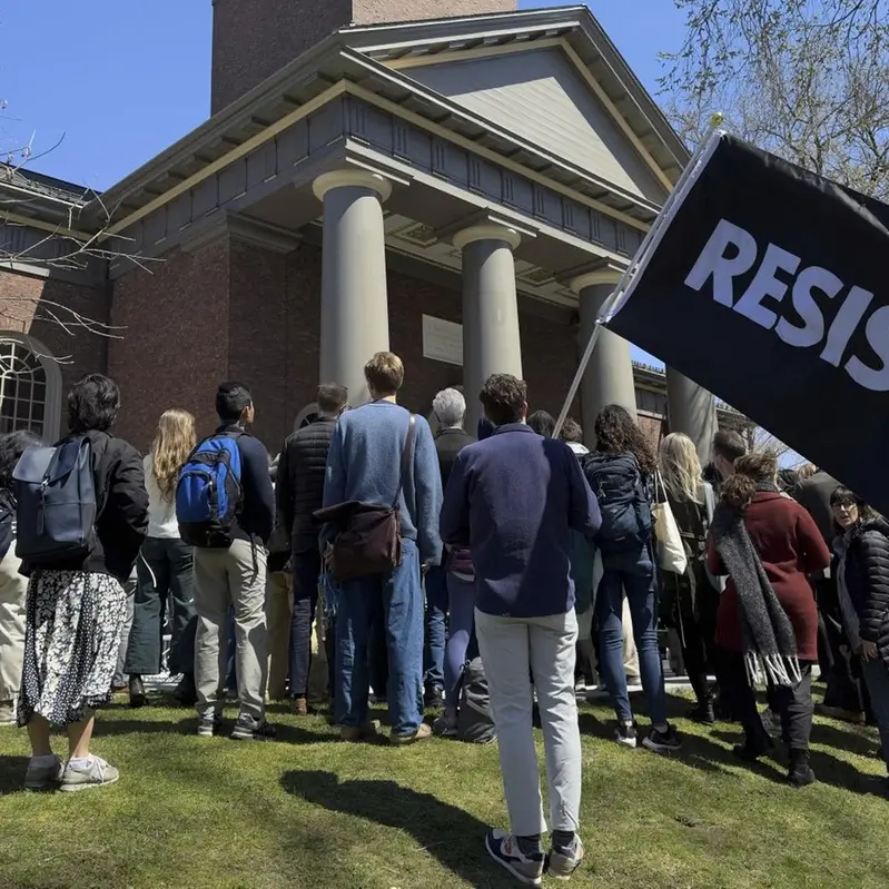 Cento università sfidano Trump. E Harvard fa causa alla Casa Bianca