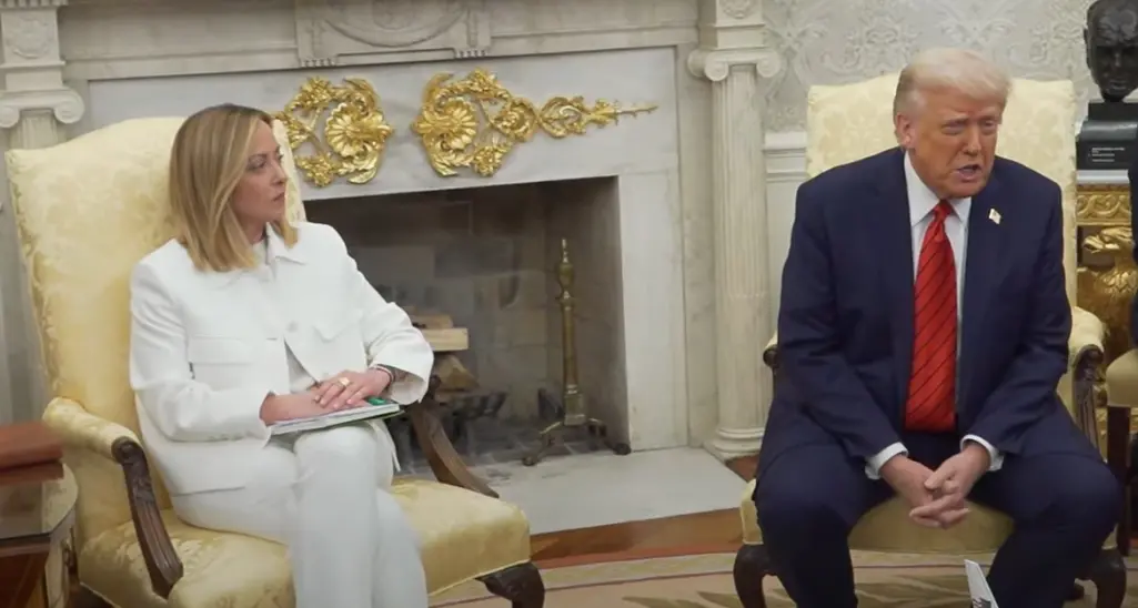 L’ultima giravolta di Trump fa respirare Meloni su dazi anti-Ue e sostegno all’Ucraina