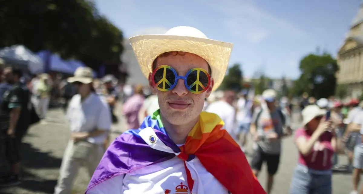 Budapest Pride sfida il divieto di Orban: in piazza migliaia per i diritti e la libertà