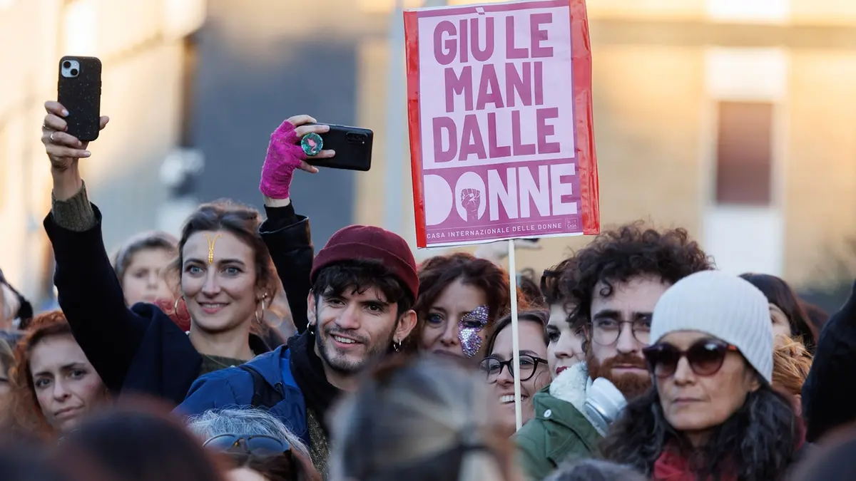 Femminicidi, quando il rosso dell’indignazione sbiadisce in fretta