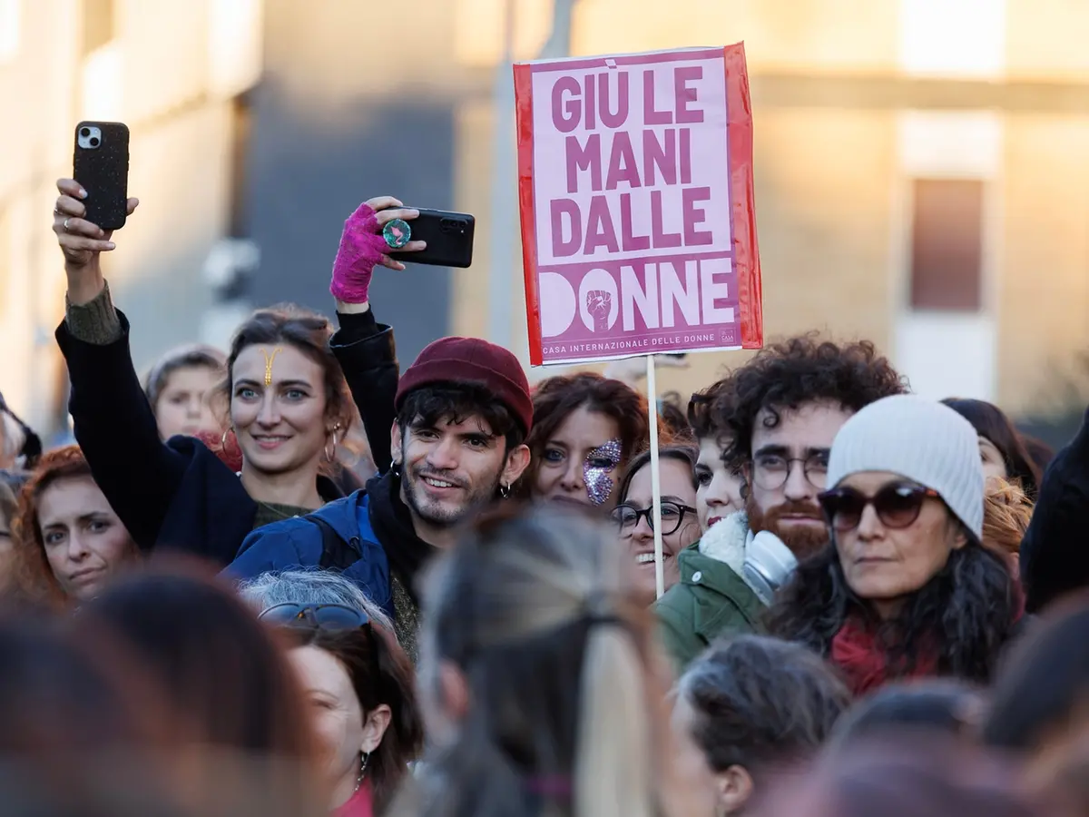 Femminicidi, quando il rosso dell’indignazione sbiadisce in fretta