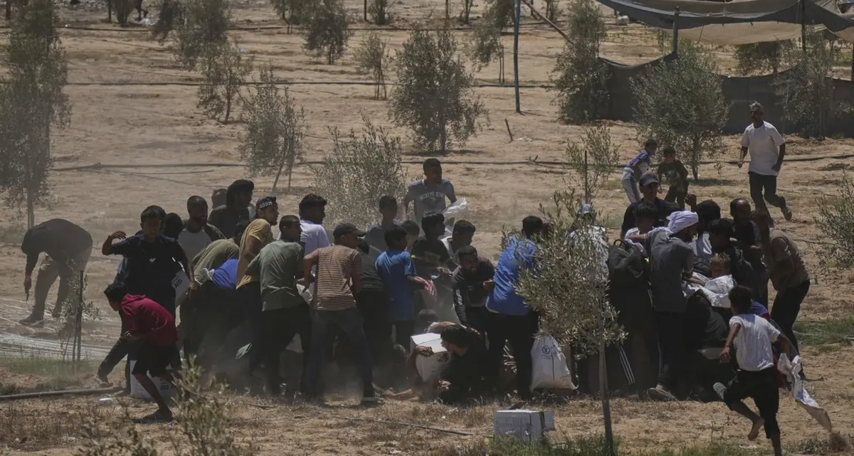 Gaza, camion con aiuti si ribalta: almeno 20 morti e decine di feriti