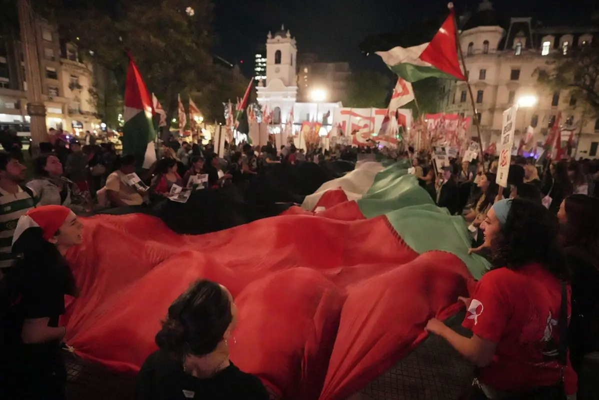 Pro-Palestinian demonstrators protest in Buenos Aires, Argentina, in solidarity with the Global Sumud Flotilla after ships were intercepted by the Israeli navy, Wednesday, Oct. 1, 2025. (AP Photo/Victor R. Caivano)Associated Press/LaPresse