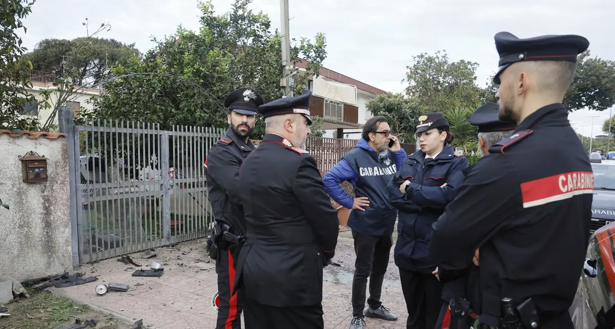 Attentato a Sigfrido Ranucci, indaga la Dda di Roma: un chilo di esplosivo davanti casa del conduttore di Report