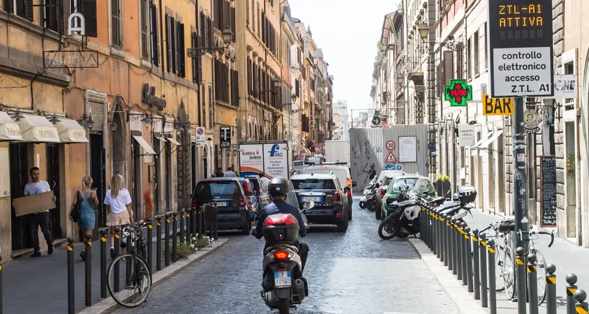 Sognando la metro che non c’è: la mia vita da avvocato in scooter