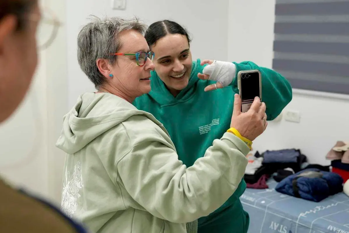 In this photo released by the Israeli Army, Emily Damari, right, and her mother Mandy use a smart phone near kibbutz Reim, southern Israel after Emily was released from captivity by Hamas militants in Gaza, Sunday, Jan. 19, 2025.  (Israeli Army via AP) associated Press / LaPresseOnly italy and Spain