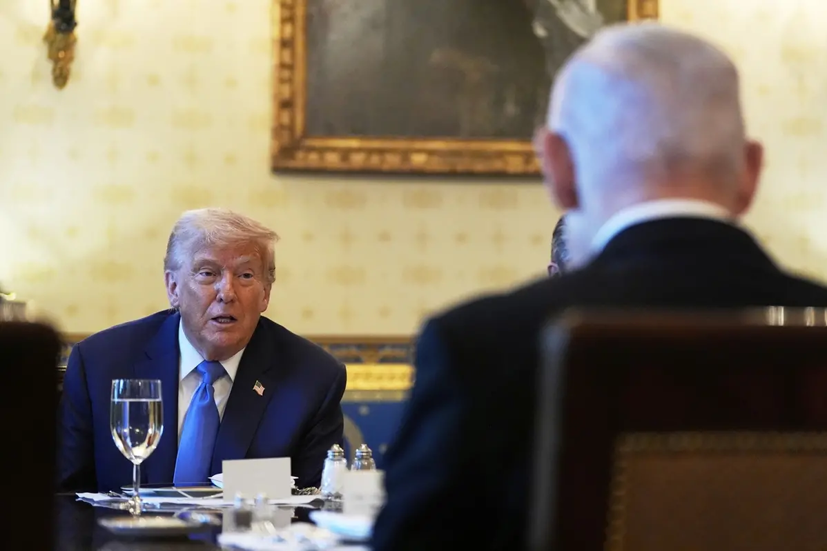 Il presidente Donald Trump parla durante un incontro con il primo ministro israeliano Benjamin Netanyahu, a destra, nella Sala Blu della Casa Bianca , APN