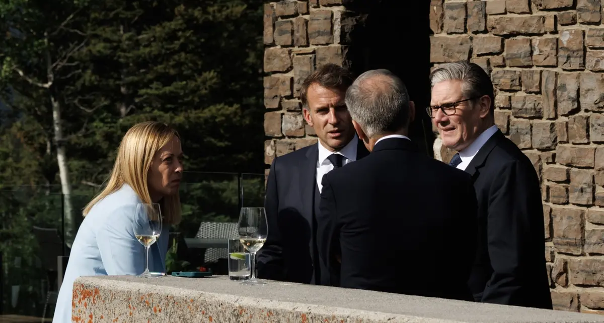 Vertice di Parigi sull’Ucraina: Meloni collegata da remoto, Roma ribadisce il no ai soldati. Salvini attacca Macron e von der Leyen