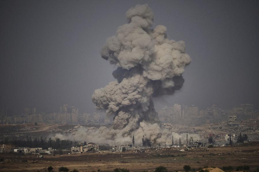 Raid israeliani su una chiesa a Gaza, ferito anche padre Romanelli. Meloni: “Inaccettabile”