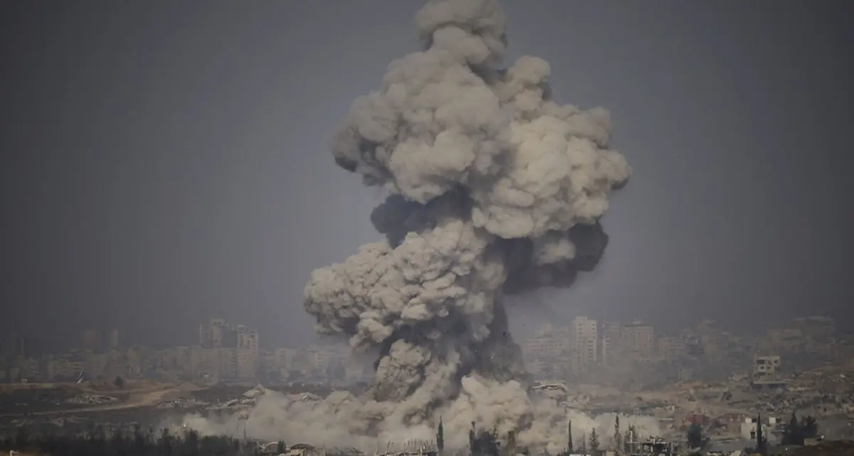 Raid israeliani su una chiesa a Gaza, ferito anche padre Romanelli. Meloni: “Inaccettabile”