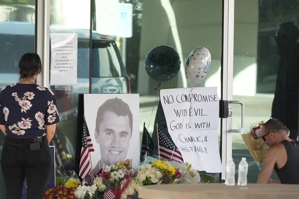Omaggi e cordoglio dopo uccisione ad Orem di Charlie Kirk , APN