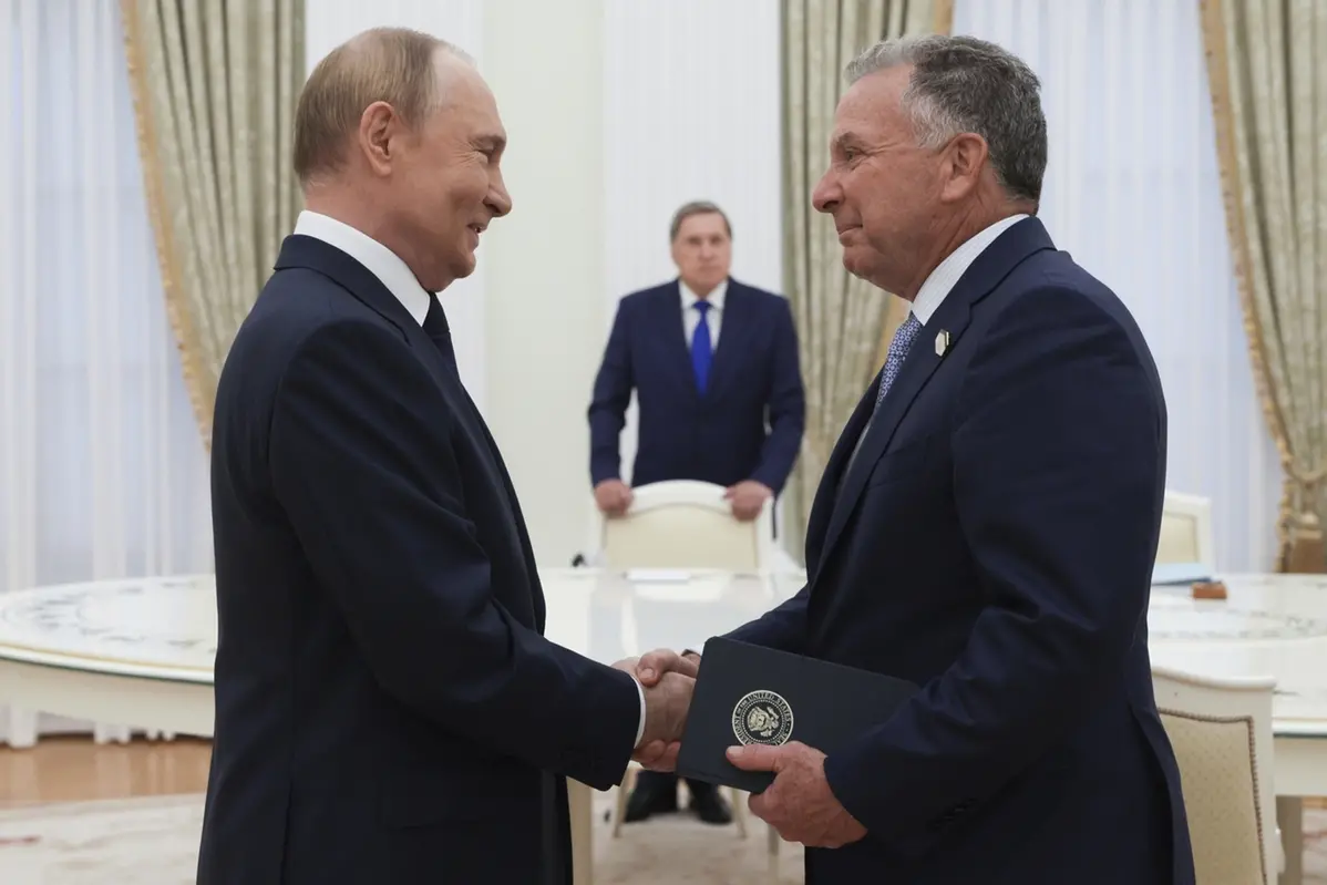 Russian President Vladimir Putin, left, and U.S. President Donald Trump\\'s special envoy Steve Witkoff, right, shake hands during their meeting in Moscow, Russia, Wednesday, Aug. 6, 2025. (Gavriil Grigorov, Sputnik, Kremlin Pool Photo via AP) , APN