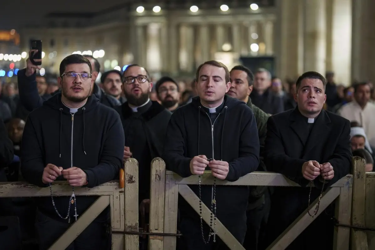 Veglia dei fedeli per Papa Francesco nella notte a Roma