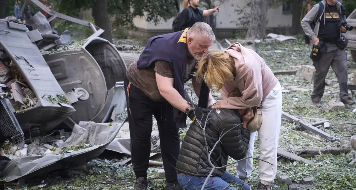 Strage a Kiev, 15 morti dopo un attacco aereo russo. Tra le vittime anche un cittadino statunitense