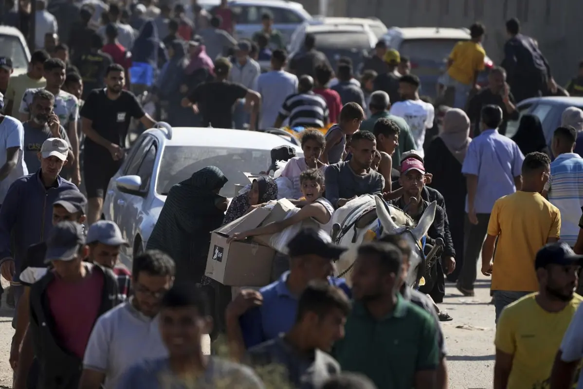 Palestinians heading to receive food and humanitarian aid packages from the Gaza Humanitarian Foundation, a U.S.-backed group approved by Israel, in Rafah, southern Gaza Strip on Tuesday, May 27, 2025. (AP Photo/Abdel Kareem Hana) , APN