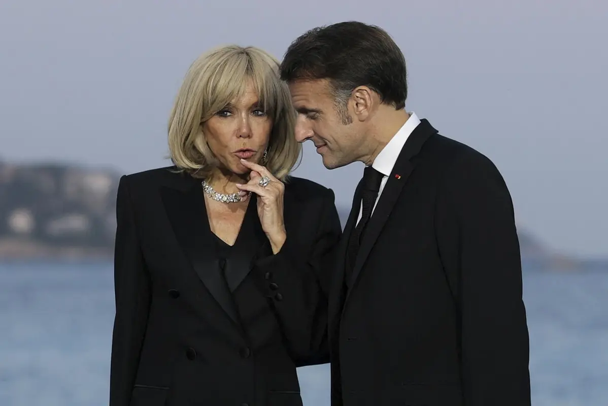 “Brigitte Macron è trans”. La premiere Dame si difende in tribunale